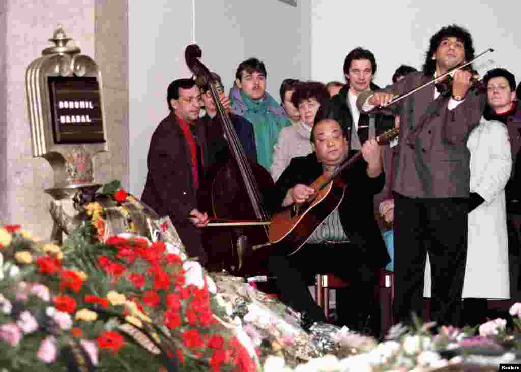 O orchestră Roma cîntă la funerariile lui Hrabal, în 1997. Hrabal a încetat din viață la 2 februarie 1997, după ce a căzut de la fereastra spitalului în care era internat, aparent încercînd să hrănească niște porumbei. &nbsp;