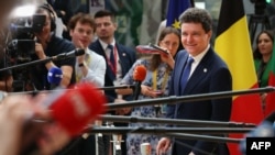 Președintele român, Nicusor Dan, vorbindu-le jurnaliștilor la sosirea la summit-ul UE de la Bruxlless, pe 26 iunie 2025