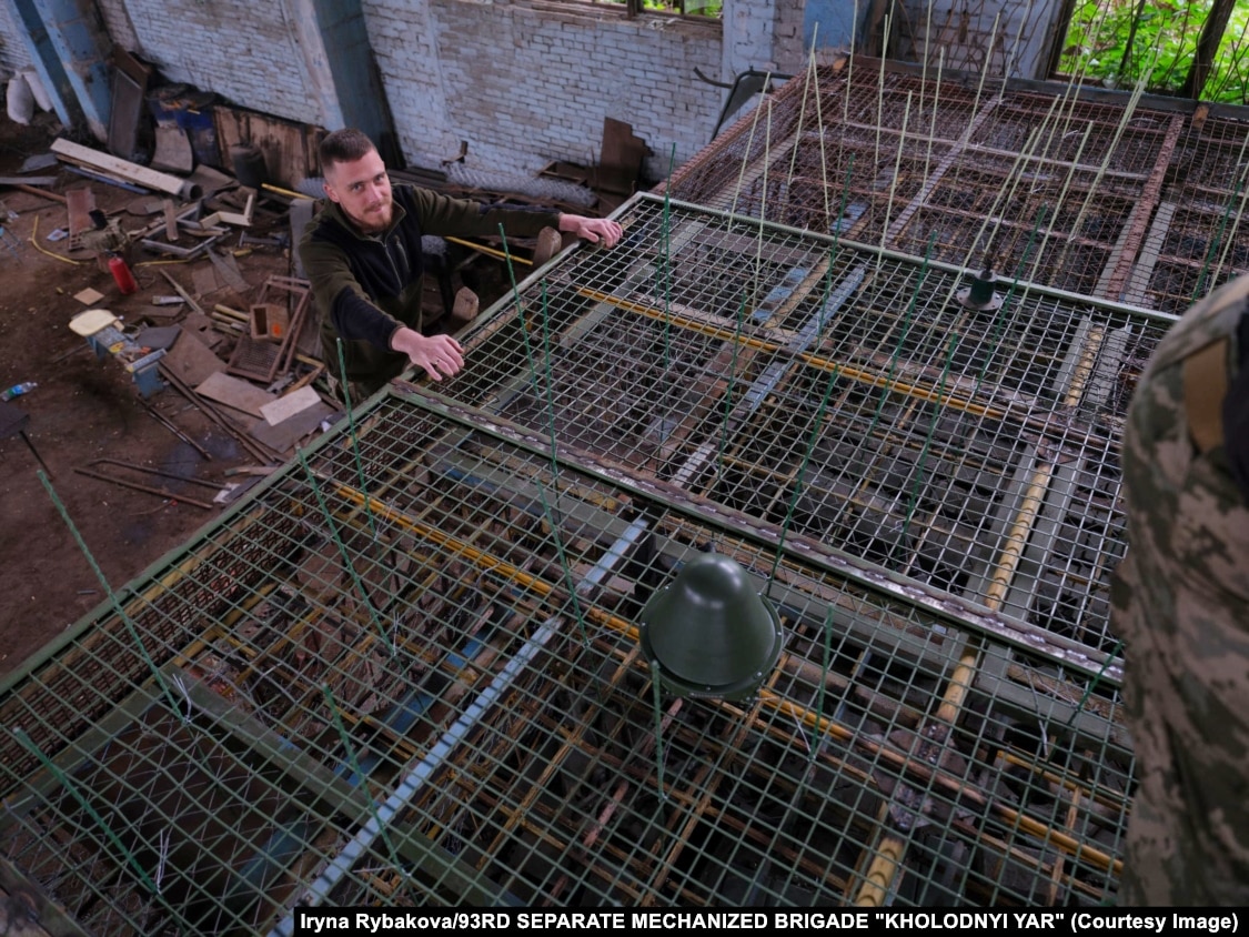 Ukrainasit duke rregulluar telat plastikë që do të vendosen më pas në një tank.