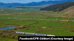 În România, unde infrastructura feroviară este învechită, trenurile înregistrează întârzieri enorme pe timp de vară.