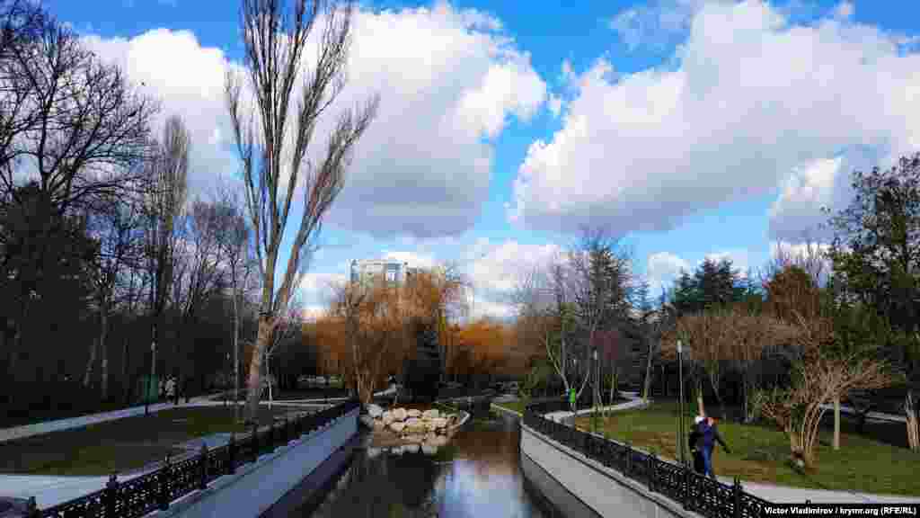 Вид на реку Салгир в парке им. Гагарина в Симферополе