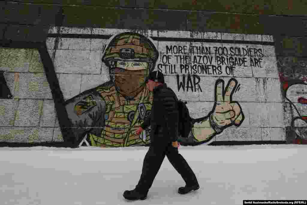 У Києві неподалік від Поштової площі в грудні 2023-го з’явився мурал на підтримку українських військових, захисників «Азовсталі», які п у російському полоні. Ініціаторами створення стінопису стали дружини полонених воїнів. Малювали мурал волонтери та фанати «Динамо» з Києва