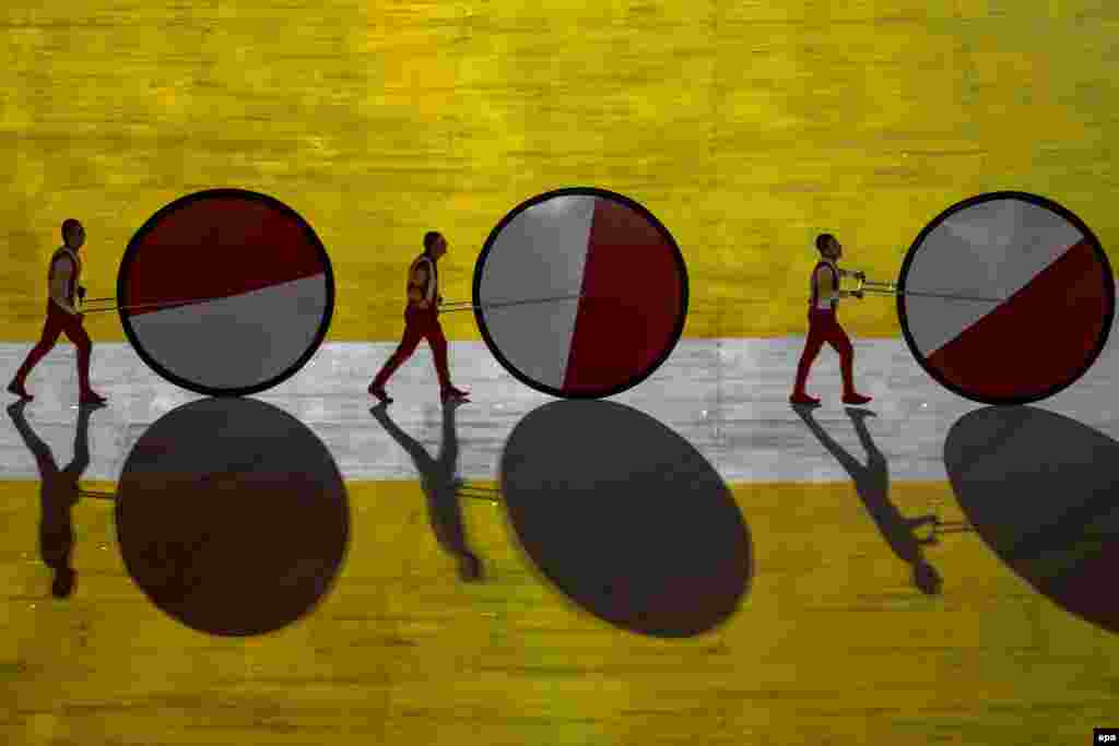 Artists perform during the opening ceremonies in Maracana Stadium at the 2016 Paralympics in Rio de Janeiro. (epa/Alexandra Wey)