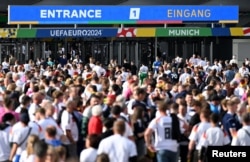 Fani la intrarea în stadionul din Munchen, unde vineri seară a avut loc meciul de deschidere al Europeanului de fotbal 2024, între Germania și Scoția, scor 5-1.