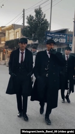 Grupul de afgani îmbrăcat în haine inspirate de serialul Peaky Blinders (captură de ecran)