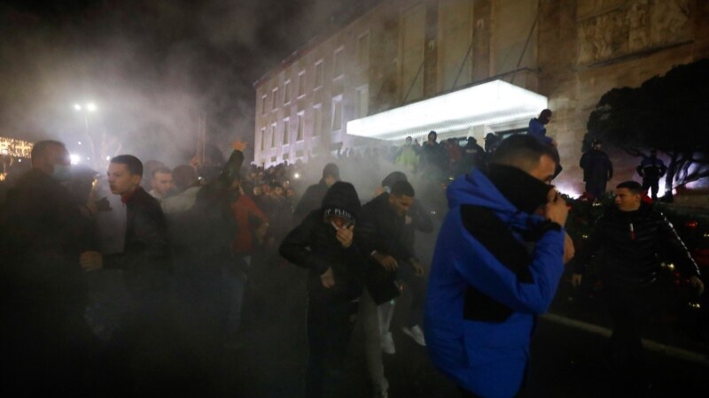 Насилни протести против полициско убиство во Тирана 