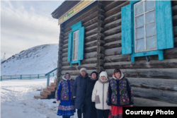 Местные жительницы у входа в музей, Усть-Дунгуй