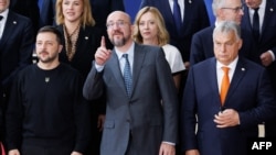 (Első sor balról) Volodimir Zelenszkij ukrán elnök, Charles Michel, az Európai Tanács elnöke, Orbán Viktor miniszterelnök, valamint (második sor balról) Evika Siliņa lett és Giorgia Meloni olasz miniszterelnök az uniós csúcstalálkozón Brüsszelben 2024. október 17-én