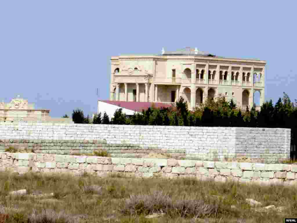 Bakının Balaxanı, Şüvəlan qəsəbələrindən və «İkinci mədən ərazisi»ndən fotosessiya... Ətraflı