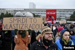 „Miroase a trădare de patrie”. Demonstranți supărați de vizita lui Fico la Moscova. Bratislava, 23 decembrie 2024.