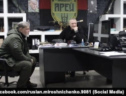 Руслан Мирошниченко з побратимами під час зустрічі у полку «Арей»