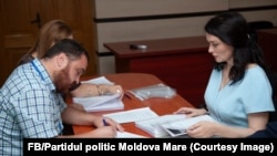 Victoria Furtună (dreapta), lidera partidului Moldova Mare, depune actele la CEC pentru a se înregistra în cursa electorală parlamentară, 16 august 2025.