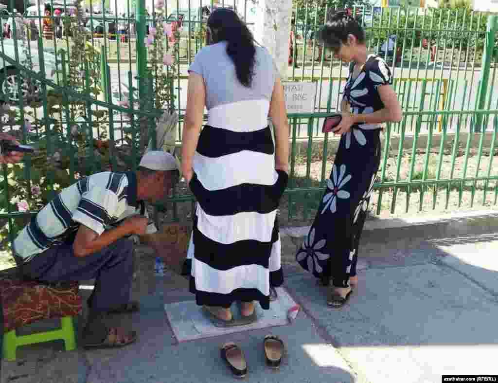 Gyzlar "agramyňy bil" hyzmatyndan peýdalanýar