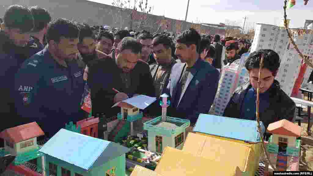 د پکتیا پوهنتون رئیس پوهندوی دوکتور سیدولي جلالزی هم د انجنیري پوهنځي محصلانو دا نوښتونه او فکري وړتیاوې وستایلې او هیله يې وښوده، چې پر پوهه او علم سمبال ځوان نسل به د هېواد جوړونې په بهیر کې ښه ونډه واخلي.