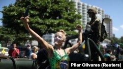 Калайык башка көйгөйлөрдүн арасында коронавируска байланыштуу карантин эрежелерине каршы да нааразылык билдирди. Рио-де-Жанейро, Бразилия. 2021-жылдын 21-марты.