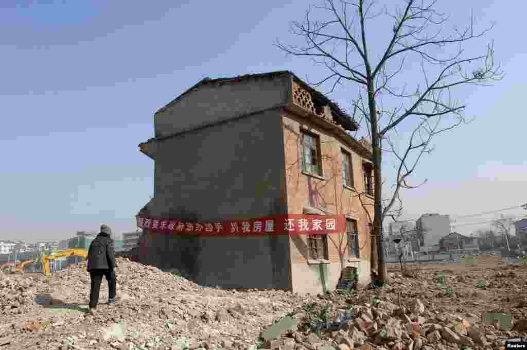 &bdquo;Клинец&ldquo; куќата сред градилиштето за нов блок станбени згради во Хефеи, источна кинеска провинција Анхуи. Фотографирано на 3 јануари, 2008 година. &nbsp;