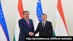 UZBEKISTAN -- Uzbek President Shavkat Mirziyoev (R) meets with his Tajik counterpart Emomali Rahmon in Tashkent, August 17, 2018