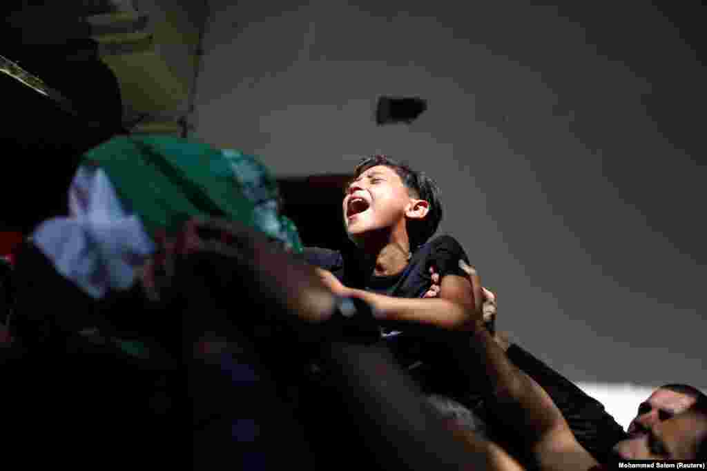 Палестинский мальчик плачет на похоронах брата Ахмеда Аль-Шенбари, который был убит во время вспышки израильско-палестинского насилия, 11 мая 2021 года&nbsp;