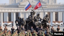 Орус армиясынын катарында Украианага каршы согушка аралашкан түндүк кореялык аскерлер үчүн мемориалдын ачылышында. 27-апрель, 2026-жыл.