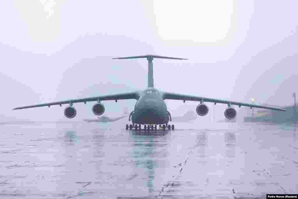 Američki vojni avion na pisti vazduhoplovne baze Lajes, koju koriste američke i portugalske vazduhoplovne snage.Povećana aktivnost SAD u Laješu dovela je do debate u Portugalu, gde je Vlada saopštila da za kretanje američkih aviona u bazi nije potrebno njeno odobrenje.