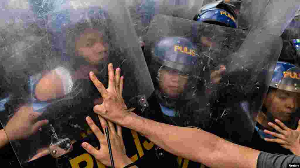 Demonstranti se sukobljavaju s policijom tokom protesta povodom Praznika rada u blizini Ambasade SAD-a u Manili, na Filipinima.
