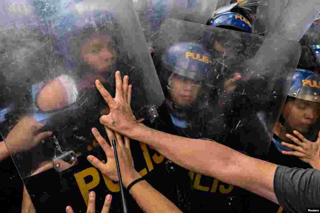 Protestues përplasen me policinë gjatë një demonstrate për Ditën e Punës pranë Ambasadës së SHBA-së në Manila, Filipine.