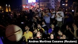 Протести во Бејрут додека го гледаат телевизиското интервју на претседателот. 