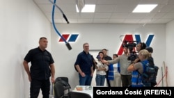 Președintele sârb Aleksandar Vucic, în sediul avariat al Partidului Progresist Sârb, aflat la guvernare.