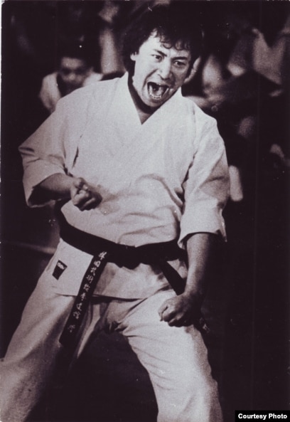 Порно жігітті әдемі түрде жұлқылайды