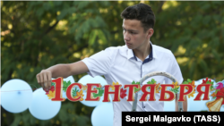 Школьник на торжественной линейке, посвященной Дню знаний, в Судаке, архивное фото