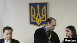 Суддя Сергій Вовк у залі Печерського суду читає вирок Юрієві Луценку, Київ, 27 лютого 2012 року 