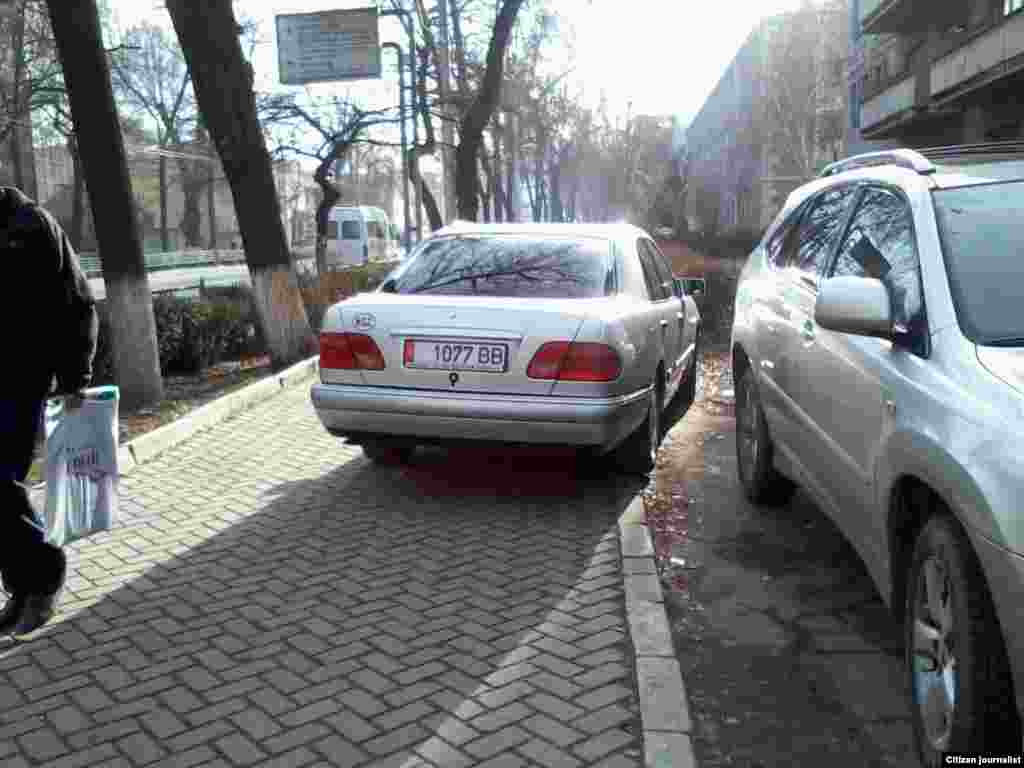 Тратуардын так ортосундагы машина