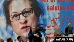 Pakistani colleagues of lawyer and rights advocate Asma Jahangir mourn during her funeral in Lahore on February 13.