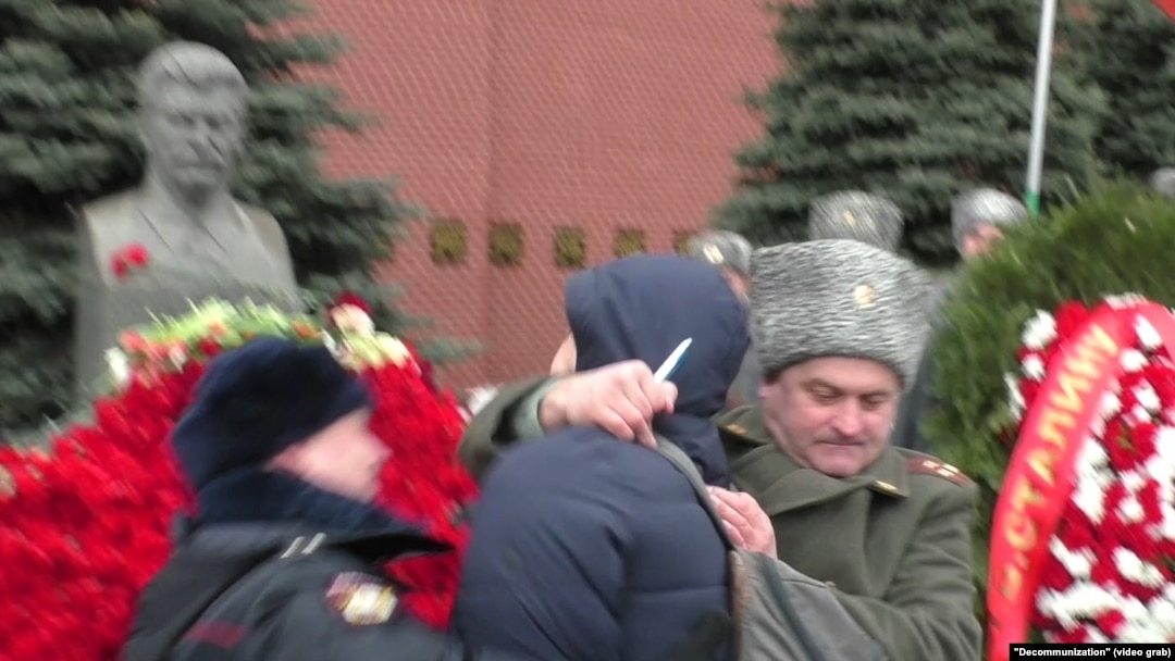 Задержание активиста Евгения Сучкова после акции у памятника Сталину, 5 марта 2019 года