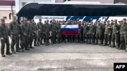 Вызваленыя расейскія вайскоўцы сфатаграфаваліся на фоне гомельскага аўтобуса, 9 чэрвеня 2025