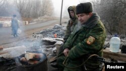 Боевики группировки «ДНР» на КПП возле Макеевки. Декабрь 2014 года