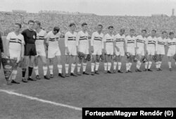 A Budapesti Honvéd csapata Puskás Ferenccel az 1953. augusztus 20-i megnyitónapi meccs előtt a Népstadionban