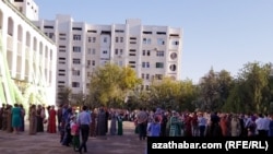 Ашхабад, школьная линейка к 1 сентября 