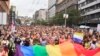 Učesnici Prajda u Beogradu sa zastavom duginih boja koja je simbol LGBTI+ zajednice