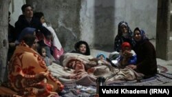 شماری از ساکنان مناطق زلزله‌زده شب را خارج از خانه سپری کرده‌اند