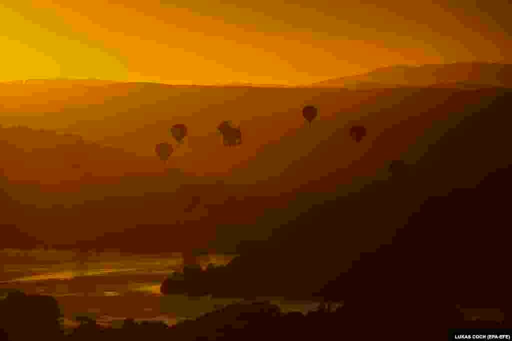 Hot-air balloons are seen rising over Lake Burley-Griffin during the Canberra International Balloon Festival in Canberra, Australia. (epa-EFE/Lukas Coch)