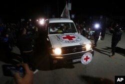 خودروهای صلیب سرخ حامل گروگان‌های اسرائیلی در حال حرکت از رفح در نوار غزه به سمت خاک مصر