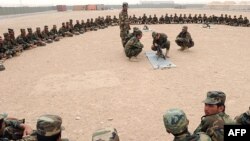 Əfqanıstan ordusunun əsgərləri təlim zamanı