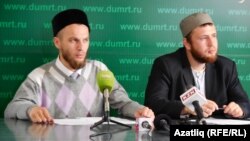 Татарстанның баш казые ярдәмчесе Рөстәм Вәлиуллин (с) һәм Русия мөселман яшьләре берлеге президенты Марсель Сабиров
