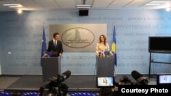 Ministrja per integrim në BE, Vlora Citaku flet para gazetarëve pas takimit me ambasadorin austriak në Prishtinë, Johan Brieger, 16 Korrik 2013   