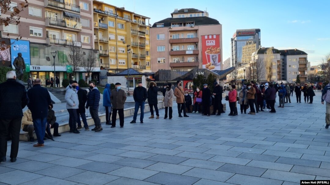 Red za test na korona virus u Prištini