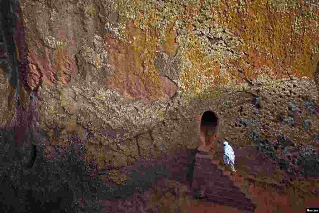 ETHIOPIA - FILE PHOTO - An Orthodox Christian walks into one of 11 monolithic rock-cut churches, ahead of Orthodox Easter in Lalibela, Ethiopia May 4, 2013. REUTERS/ Goran Tomasevic (ETHIOPIA - Tags: RELIGION TRAVEL ENVIRONMENT)