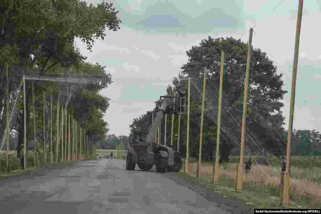 Будівництво антидронових сіток на одній із доріг у Донецькій області