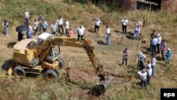 Foto nga arkivi, korrik 2016 (Gërmimet në kampusin e Universitetit të Prishtinës për varrezë masive)