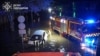 Рятувальники штовхають автомобіль через затоплену вулицю в Одесі. Фото ДСНС оприлюднене 1 жовтня